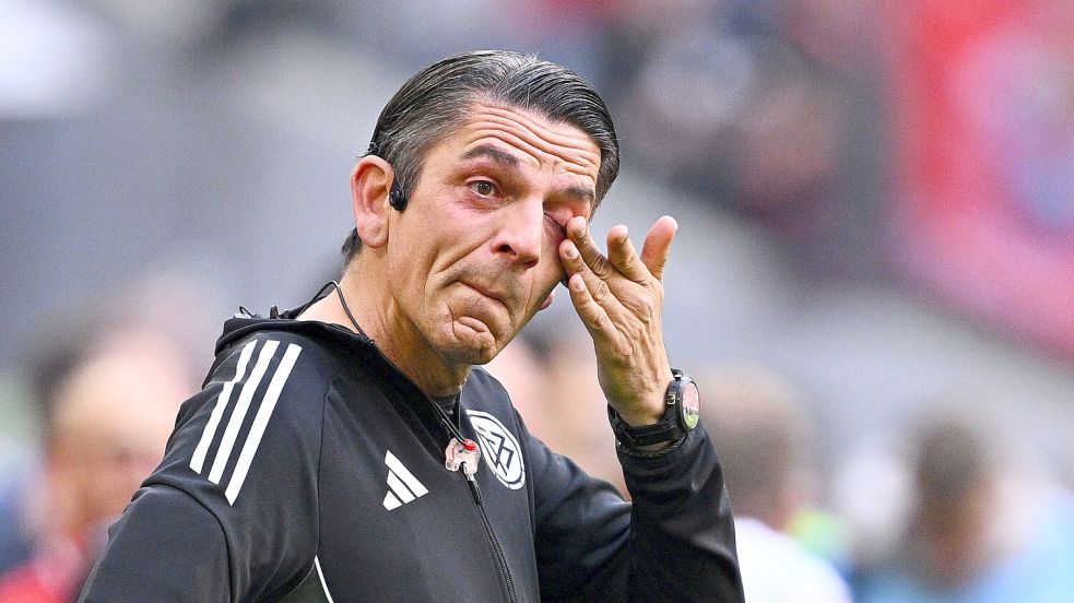 Schiedsrichter Deniz Aytekin zeigt bei seinem letzten Bundesliga-Einsatz Emotionen. Foto: Tom Weller