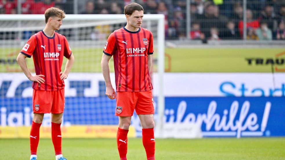 Budu Siwsiwadse und Jan Schöppner steigen mit Heidenheim ab. Foto: Jan-Philipp Strobel/dpa