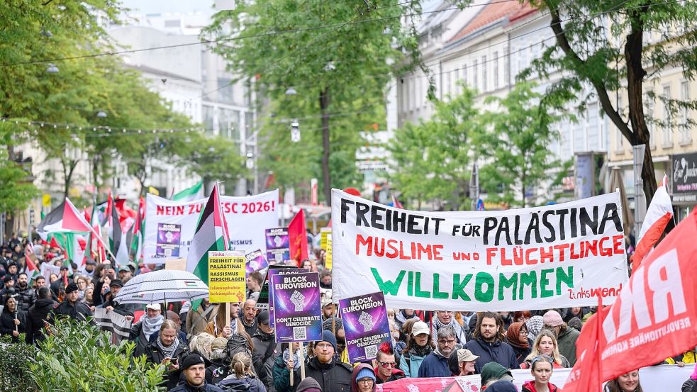 Aus Kreisen der Einsatzkräfte war von etwa 2.600 Teilnehmern die Rede. Foto: Max Slovencik
