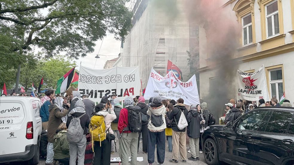 Die Pyrotechnik wurde nach einer Polizei-Durchsage rasch gestoppt. Foto: Britta Schultejans