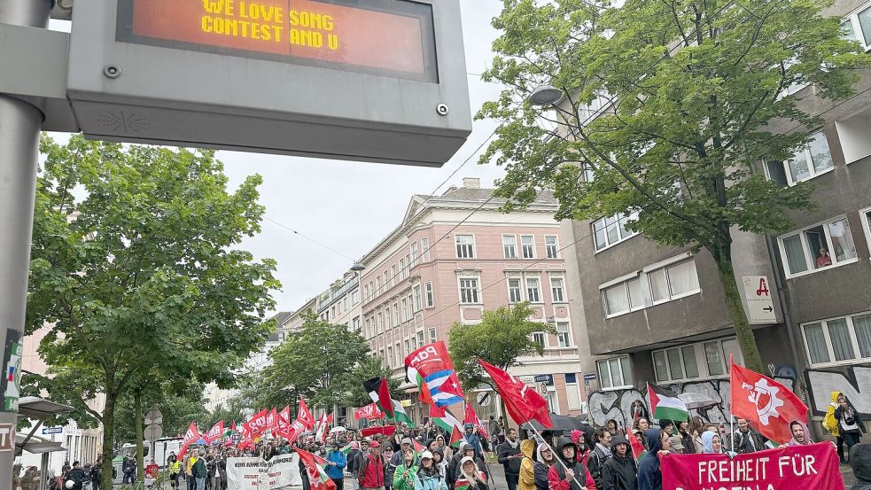 „We love Song Contest and U“ steht auf dem Display einer Haltestelle, an der dem die Demonstranten vorbeizogen. Foto: Britta Schultejans