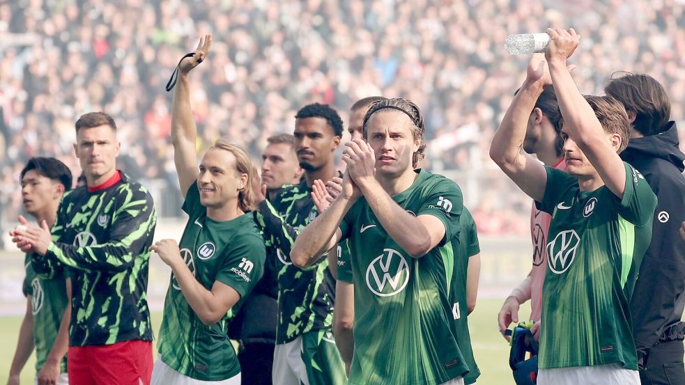 Noch eine Chance erspielt: Die Spieler des VfL Wolfsburg. Foto: Christian Charisius/dpa