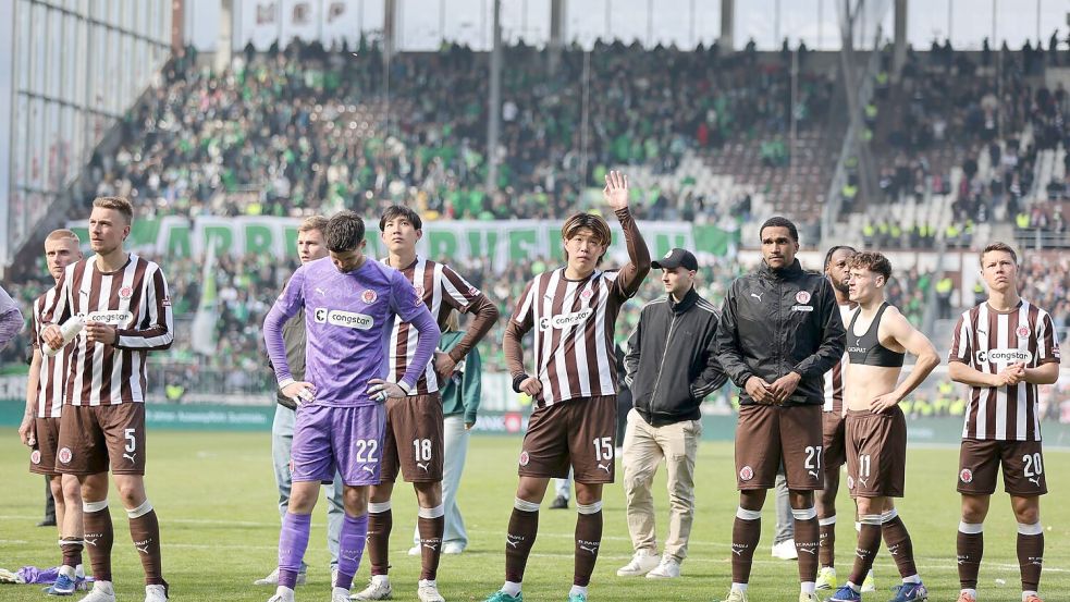 Abschied von der Bundesliga-Bühne: die Spieler des FC St. Pauli. Foto: Philipp Szyza