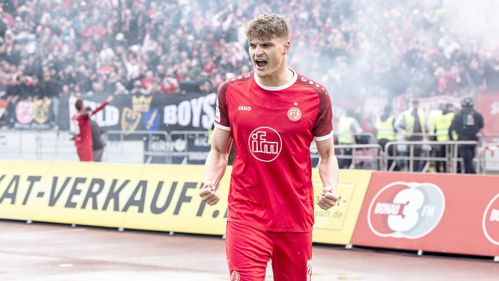 Marek Janssen jubelte nach dem 3:2-Siegtreffer seines Mitspielers Ben Hüning in der zweiten Minute der Nachspielzeit in Ulm. Es war das Tor zur Relegation. Foto: Imago