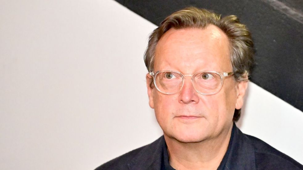Schauspieler Matthias Brandt kürt Paulina Alpen zur Gewinnerin des Alfred-Kerr-Darstellerpreises. (Archivbild) Foto: Sebastian Gollnow