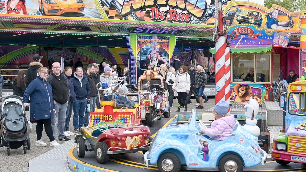 Auch bei wechselhaftem Wetter bleibt der Fehntjer Markt ein Anziehungspunkt. Foto: Holger Weers