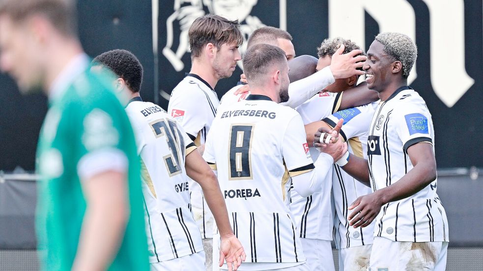 Die Spieler der SV Elversberg feiern den Aufstieg in die Fußball-Bundesliga. Foto: Uwe Anspach