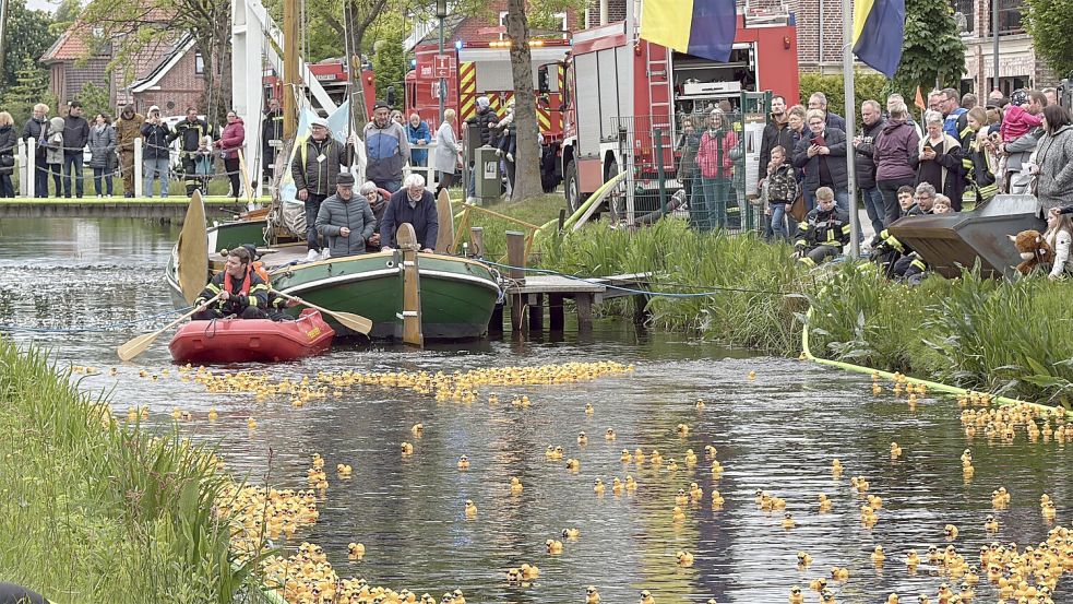 Das Entenrennen wurde von der Feuerwehr unterstützt. Foto: Dirk Hellmers