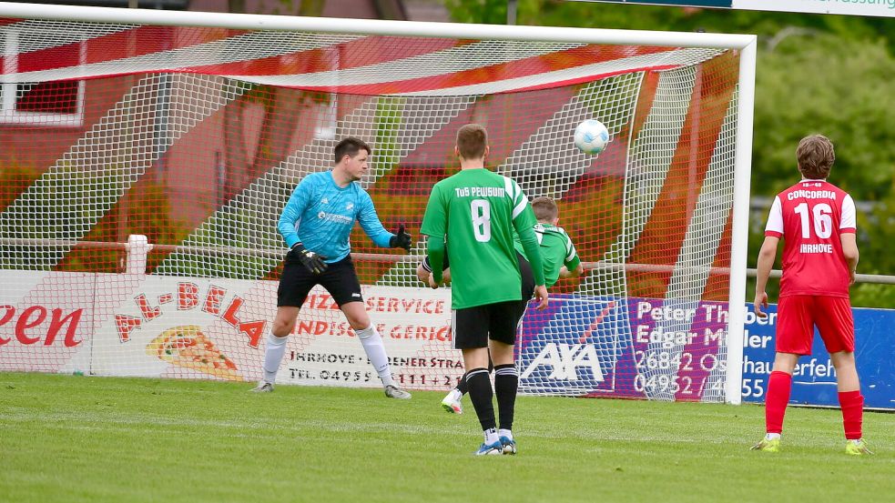 Pewsums Klaas Folkerts trifft in dieser Szene per Flugkopfball zum zwischenzeitlichen 2:0 gegen Ihrhove. Fotos: Hans Damm