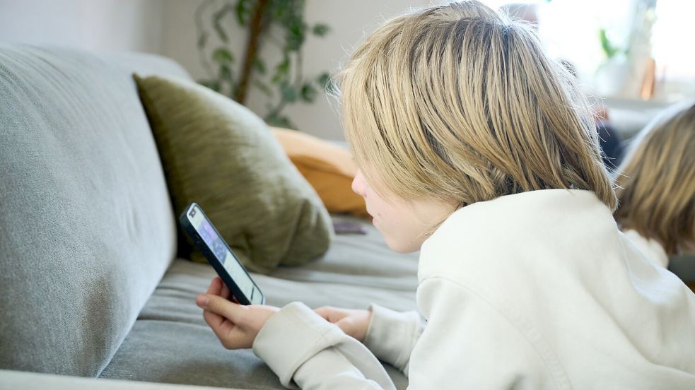 Einer Expertin zufolge sind Kinder heute viel jünger, wenn sie das erste Handy bekommen. (Archivbild) Foto: Annette Riedl