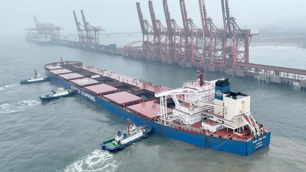 Ein Schiff mit brasilianischem Eisenerz legt im Hafen von Tangsahn an. Chinas Konkuntur hat im April Schwung verloren. Foto: Yang Shiyao/XinHua/dpa