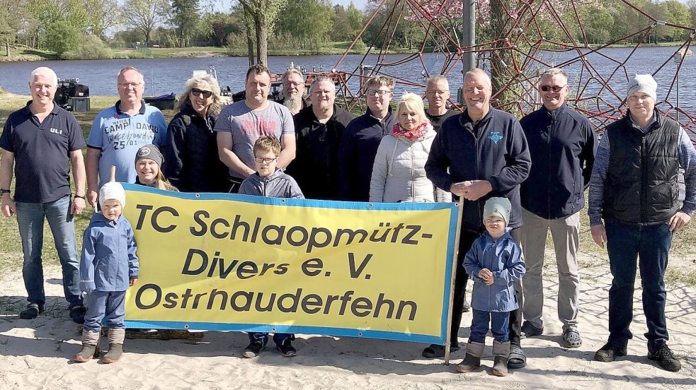 Mitglieder des Tauchclubs Schlaopmütz Divers durchsuchten am Idasee den Nichtschwimmerbereich und den Strand nach möglichen Gefahrenquellen – dabei bargen sie auch einen Klappspaten. Foto: Gemeinde Ostrhauderfehn