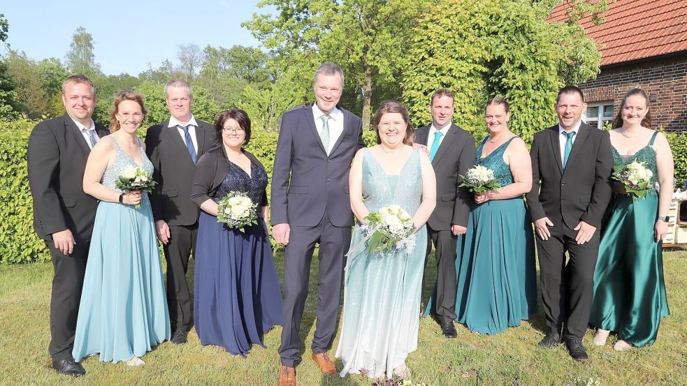 Der neue Königsthron des Schützenvereins Tell Hollen (von links): Josef Ronnebaum, Christin Ronnebaum, Markus Dannebaum, Stephanie Dannebaum, Königspaar Ulrich Wallschlag und Maike Wallschlag, Jens Wulff, Karin Wulff, Andreas Harms und Stefanie Harms. Foto: Hans Passmann