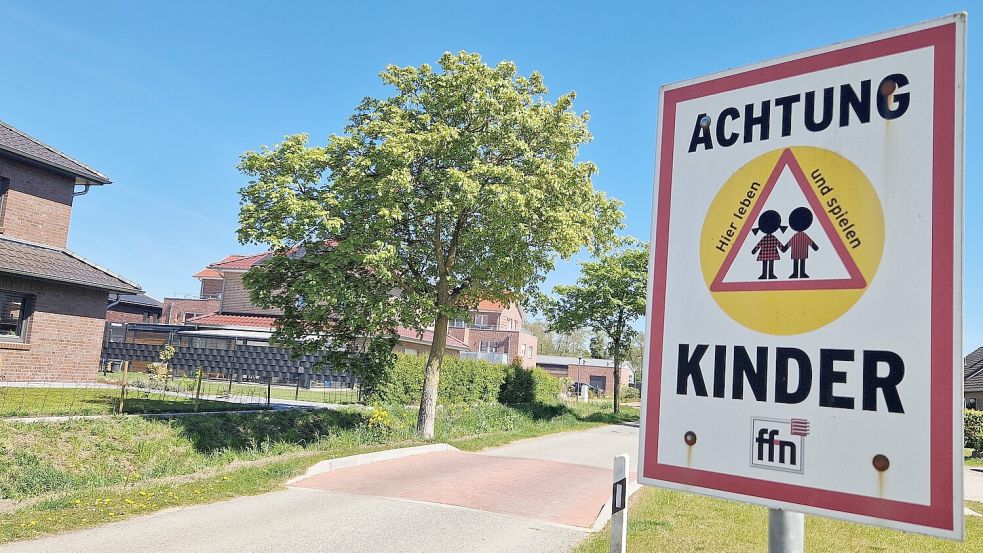 Am Ortseingang von Bingum aus Fahrtrichtung Bingumgaste kommend weist vor der Aufpflasterung ein Schild auf spielende Kinder hin. Foto: Tatjana Gettkowski