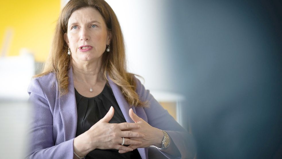 Commerzbank-Chefin Bettina Orlopp will mit ambitionierten Zielen eine Übernahme abwehren. (Archivbild) Foto: Boris Roessler