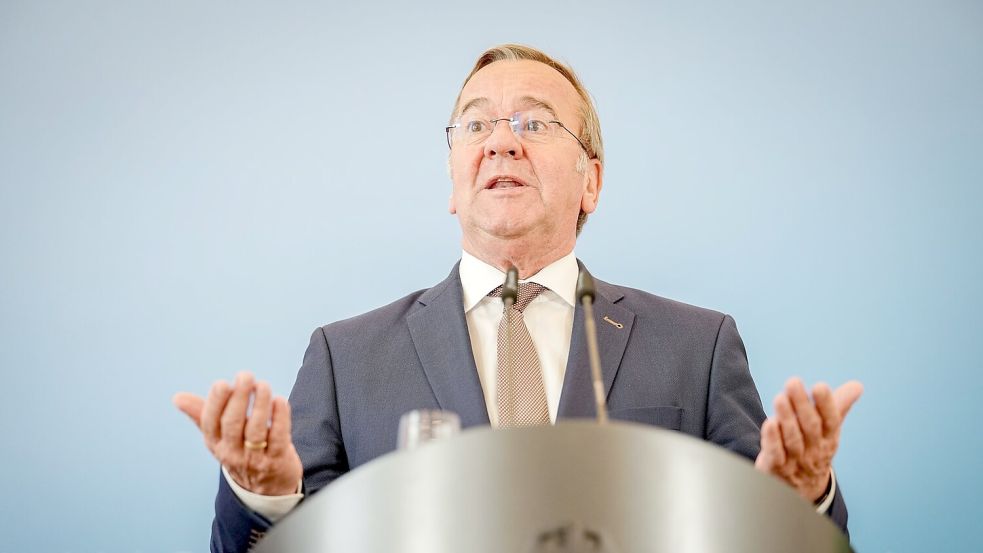 Bei einer Pressekonferenz wird Verteidigungsminister Boris Pistorius (SPD) auf die Eckpunkte für den Zivilschutz angesprochen. Foto: Kay Nietfeld/dpa