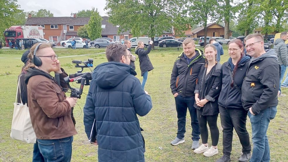Ein Fernseh-Team drehte in Elisabethfehn: Nico und Jessica Rastädt, Steffi Gohra und Andre zur Brügge (von links) stellten sich als Interviewpartner zur Verfügung. Foto: Horst Wilken