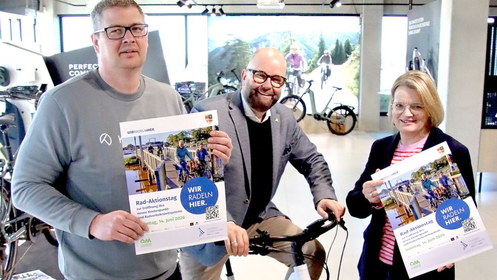Landrat Johann Wimberg, Kalkhoff-Vertreter Manuel Behlen und Organisatorin Katrin Robke werben für den Aktionstag. Foto: Sascha Rühl / LK Cloppenburg.