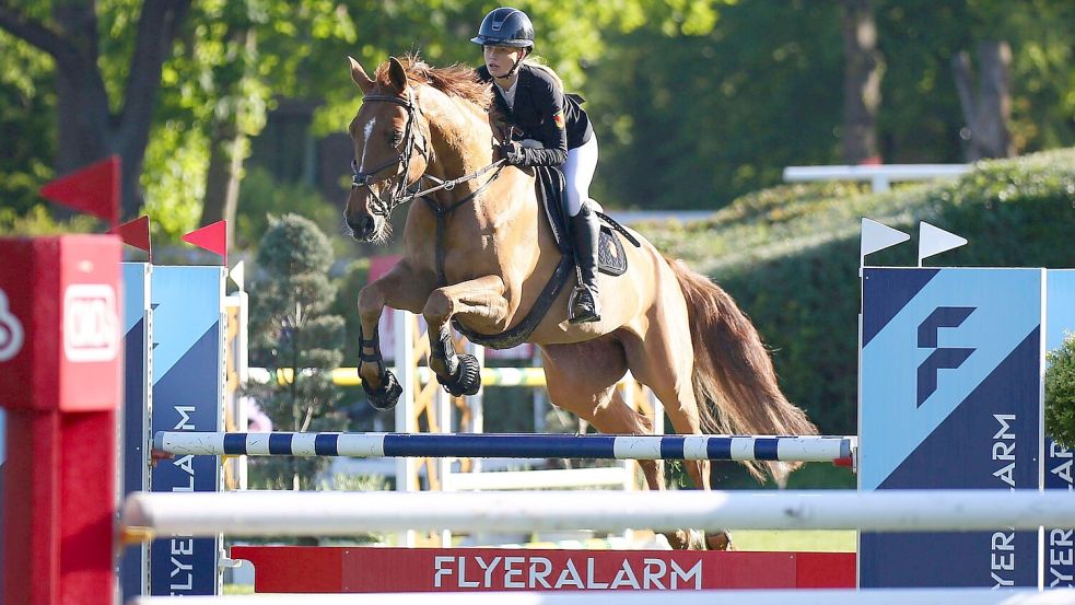 Die Tochter von Ex-HSV-Profi Dennis Diekmeier, Delani, startet trotz Krebserkrankung beim Spring-Derby in Hamburg. Foto: IMAGO/Hartenfelser