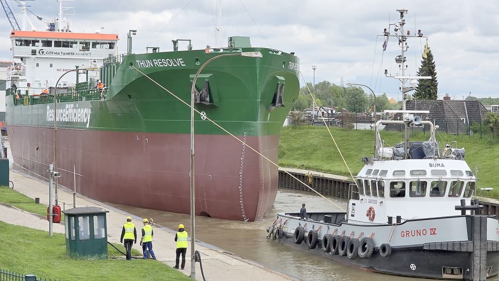 Der Spezialtanker wurde aus dem Hafen geschleppt. Foto: Bodo Wolters