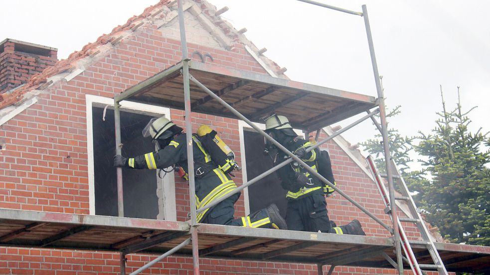 Das Szenario bei der Übung der Feuerwehren Oberrheiderland und Weenermoor hatte es in sich. Foto: Joachim Rand