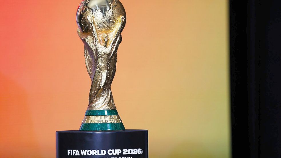 Diese Trophäe ist für den künftigen Fußball-Weltmeister. Foto: Heather Khalifa