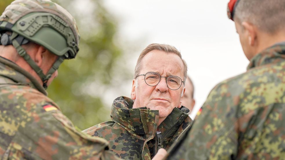Macht sich bei der Truppe gerade nicht beliebt: Bundesverteidigungsminister Boris Pistorius (SPD) legt die automatische Beförderung von Unteroffizieren nach 16 Dienstjahren auf Eis. Foto: IMAGO/Joeran Steinsiek