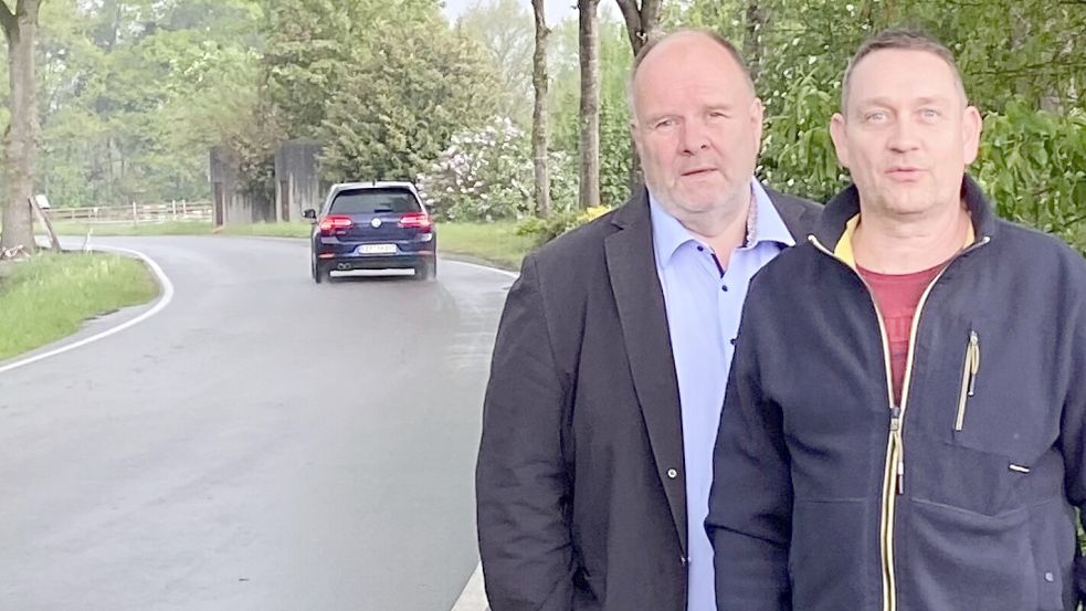 Völlens Ortsbürgermeister Jan-Uwe Kromminga (links) und Bernd Knipper, stellvertretender Ortsbürgermeister von Völlen, stehen an der Domänenstraße. Die beiden Politiker fordern im Namen des Ortsrats weiterhin eine Geschwindigkeitsbegrenzung auf Tempo 70 für diese Straße. Foto: Privat