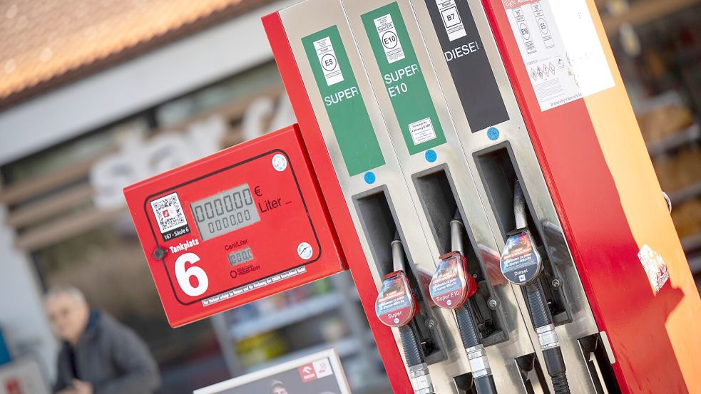 Jede fünfte Tankstelle verstößt gegen die 12-Uhr-Regel bei den Kraftstoffpreisen. (Archivbild) Foto: Philip Dulian