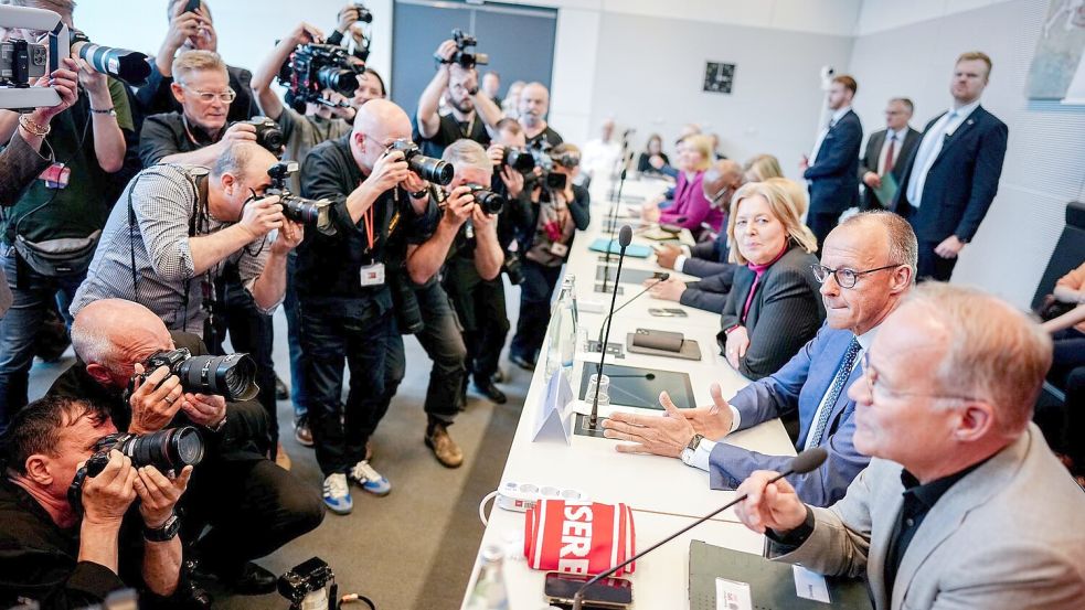 Es ist Merz‘ erster Besuch in der SPD-Fraktion als Kanzler. Foto: Kay Nietfeld/dpa