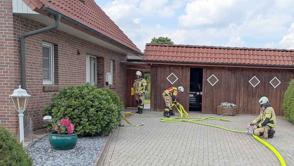 Die Feuerwehr Barßel war am Montag bei einem Akkubrand in Elisabethfehn im Einsatz. Fotos: Feuerwehr/Johannes Meiners-Hagen