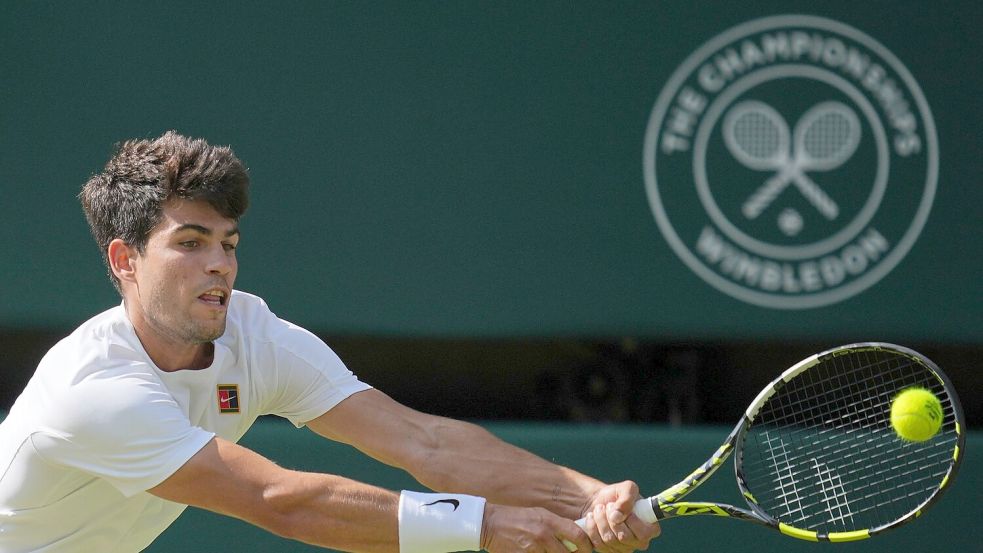 Carlos Alcaraz wird nicht beim Turnier in Wimbledon aufschlagen. (Archivbild) Foto: Kin Cheung/AP/dpa