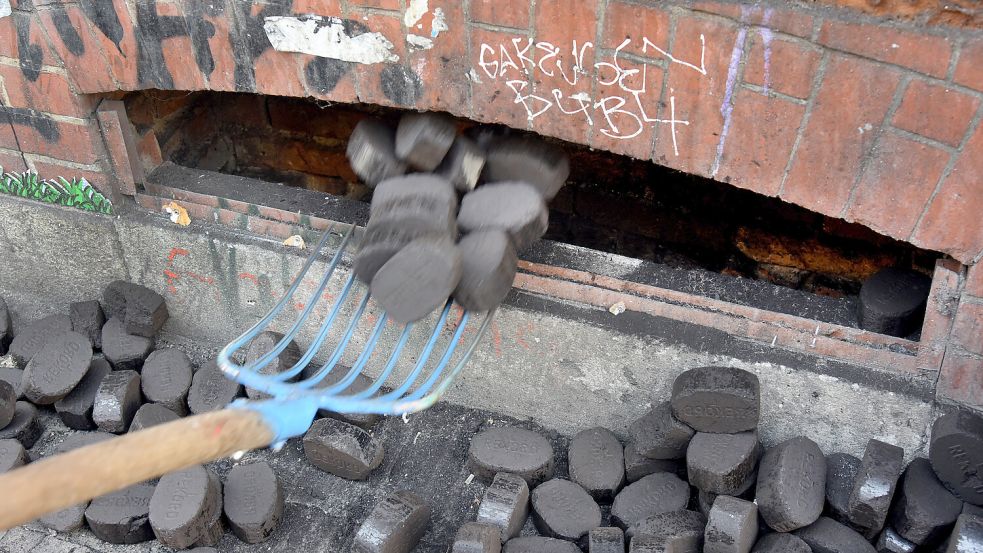 Eine kriminelle Gruppe in Italien brachte krebserregende Produkte, wie Briketts und Dünger, auf den Markt. Foto: dpa | Waltraud Grubitzsch