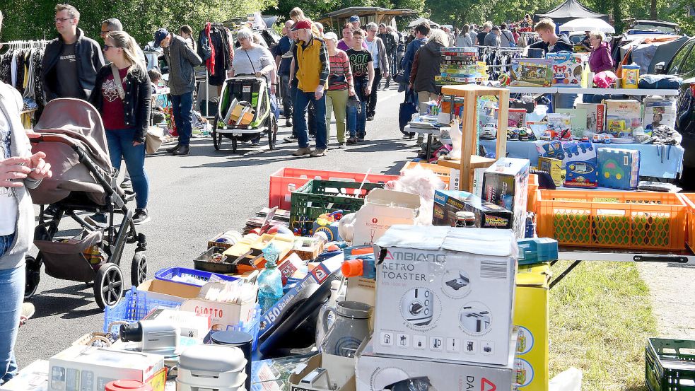 An zahlreichen Ständen kann in Schwerinsdorf wieder gestöbert werden. Foto: Melchert Stromann/Archiv