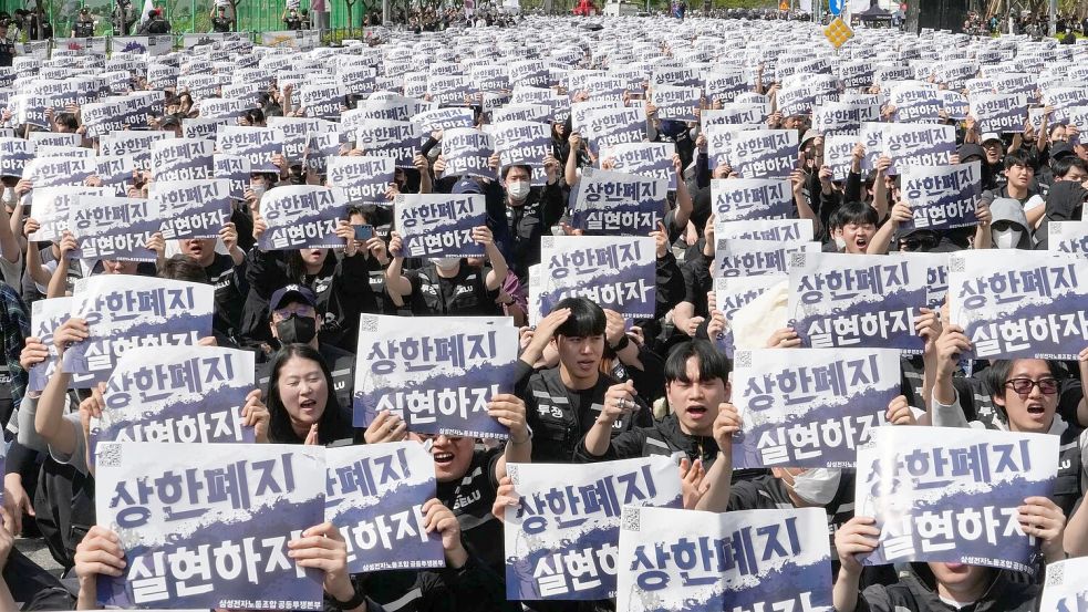 „Entfernt die Obergrenzen für Boni“ fordern Mitarbeiter von Samsung während einer Kundgebung im April. Foto: Ahn Young-joon