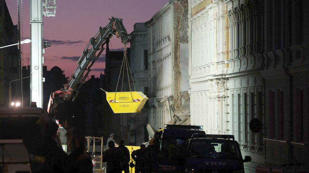 Seit Montagabend suchen die Helfer nach den Vermissten. Foto: Sebastian Willnow/dpa