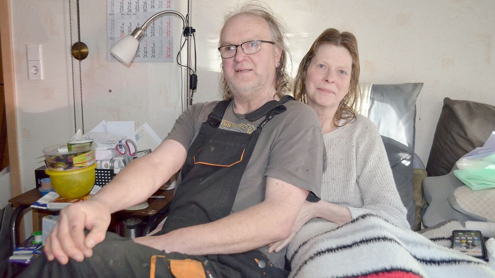 Roswitha Bethke (60) mit Heinz-Hermann Ressing (63) in ihrem Haus in Burlage. „Ich bin bettlägerig“, sagt Bethke. Jetzt kommt eine speziell qualifizierte Praxis-Fachkraft zum Hausbesuch. Foto: Astrid Fertig