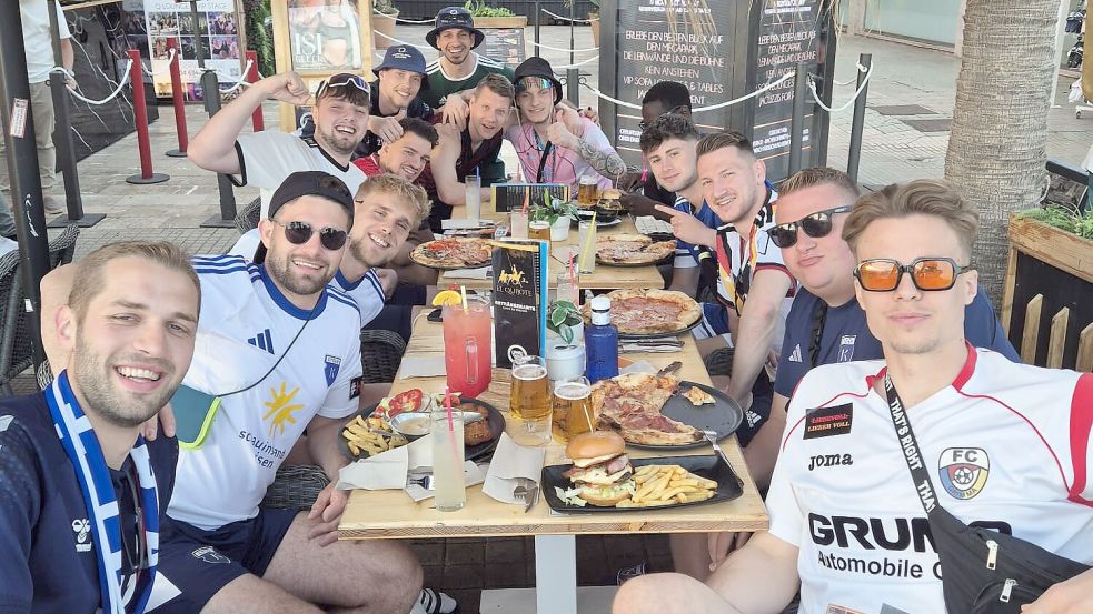 Hier sitzt beim Essen der Kickers-Spieler auf Mallorca auch ein Bundesliga-Schiedsrichter am Tisch: Patrick Ittrich (hinten links) hatte am Samstag in Berlin seine letzte Partie gepfiffen.