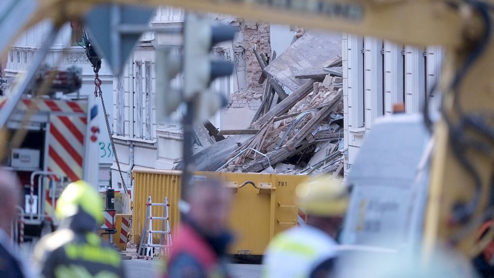 Die Helfer suchen nach dem Hauseinsturz in Görlitz noch immer nach Vermissten. Foto: Sebastian Willnow/dpa