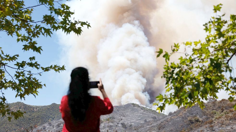 Die Feuerwehr kämpft gegen mehrere Brände im Süden Kaliforniens. Foto: Caroline Brehman