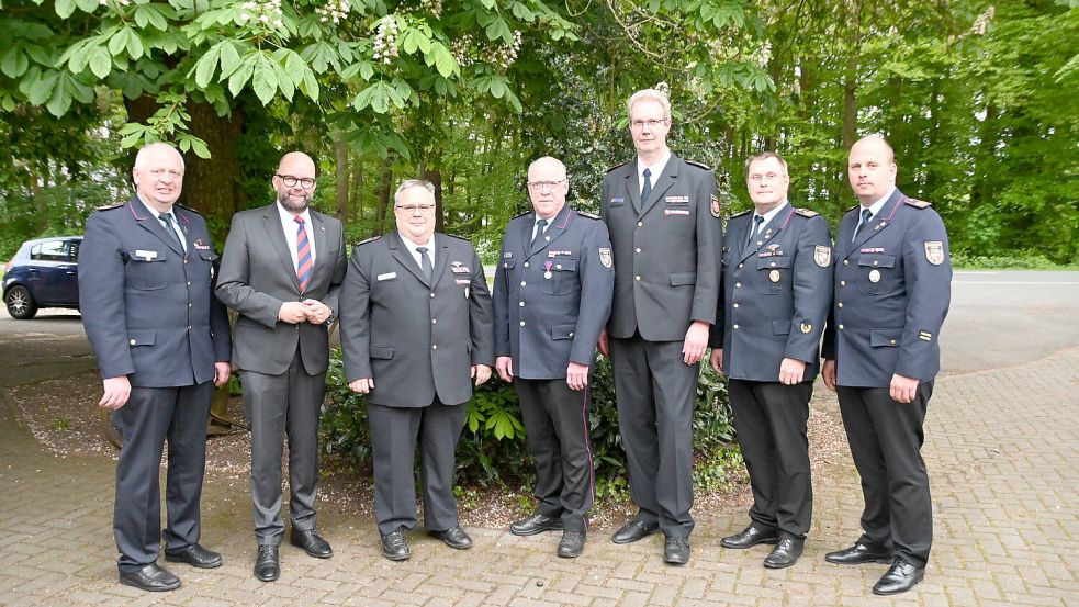 Verbandsversammlung des Kreisfeuerwehrverbandes Cloppenburg (von links): Stellvertretender Kreisbrandmeister Franz-Josef Nording, Landrat Johann Wimberg, Regierungsbrandinspektor Udo Schwarz, Kreisbereitschaftsführer Hartwig Henke, LFV-Vizepräsident Gerd Diekena, Kreisbrandmeister Arno Rauer, Stellvertretender Kreisbrandmeister Stefan Abshof. Foto: Thomas Giehl/Feuerwehr
