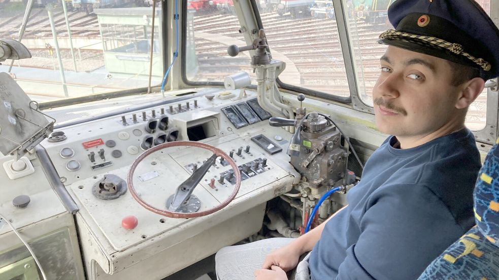 Enno Zimmerlinkat (23) im Führerstand seiner Diesellok V180 aus Reichbahnzeiten der DDR. Foto: Rolf Ziehm