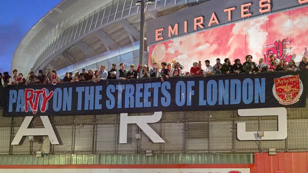 Arsenal-Fans zeigen nach dem Titelgewinn ein Banner am Stadion: „Party auf Londons Straßen“ Foto: Alberto Pezzali