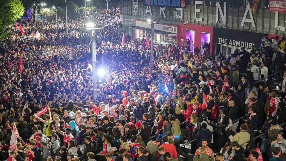 Nach dem Gewinn der Meisterschaft feierten Tausende Arsenal-Fans bis in die Morgenstunden am Stadion. Foto: Alberto Pezzali