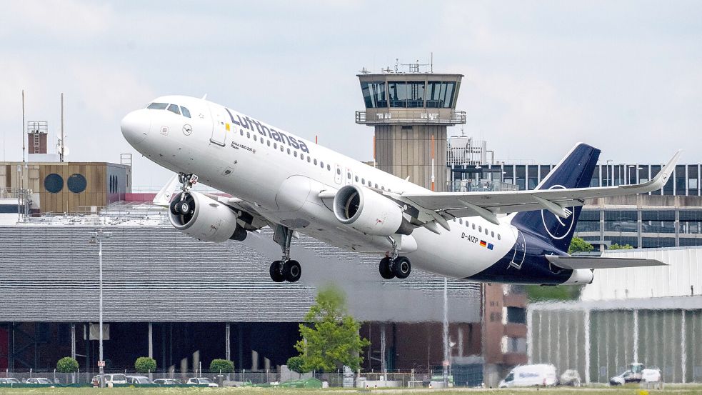 Kann die Verbindung nach Frankfurt noch irgendwie gerettet werden? Eine Lufthansa-Maschine startet vom Flughafen Bremen. Foto: Sina Schuldt/dpa
