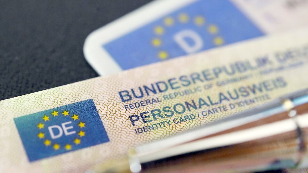 Den Gang zum Amt sollen sich ältere Menschen künftig sparen können, wenn ihr Ausweis abgelaufen ist. Sie sollen diesen einfach weiter nutzen dürfen. (Symbolbild) Foto: Marijan Murat