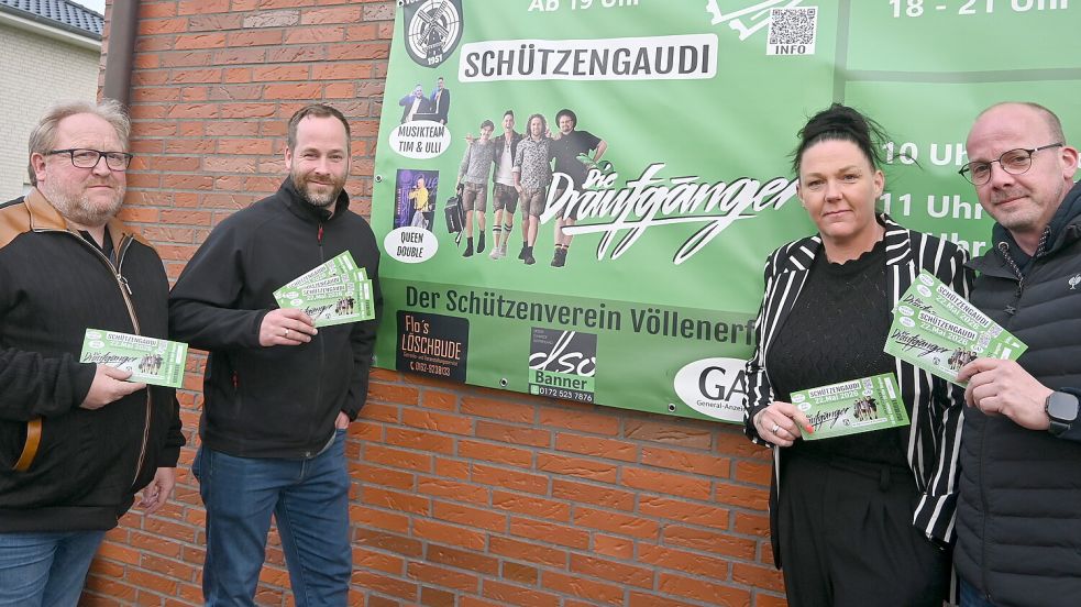 Der Schützenverein Völlenerfehn und Festwirt Florian Sangen freuen sich auf das am Wochenende stattfindende Schützenfest mit vielen Höhenpunkten: (von links) Rolf Wiechers (Vorsitzender Schützenverein Völlenerfehn), Florian Sangen (Festwirt), Tina Wiechers und Martin Arns (beide Schützenverein Völlenerfehn). Foto: Holger Weers