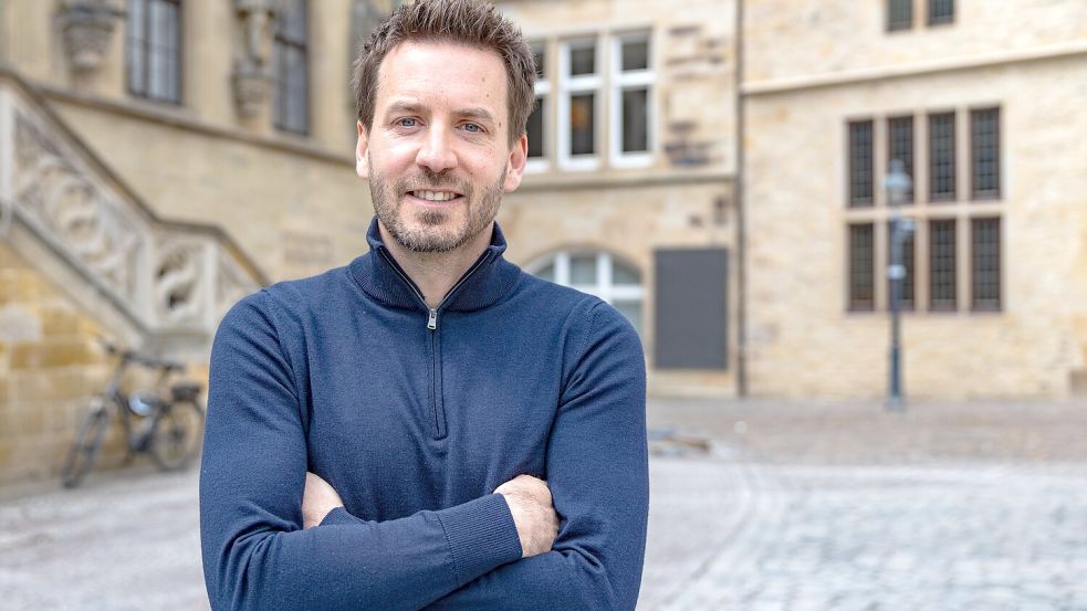 Kai Krafft ist Bildungskoordinator bei der Stadt Osnabrück und Lehrer an der BBS Brinkstraße. Er ist federführend beim Projekt „DigiKI“, das Grundschulen in Stadt und Landkreis Osnabrück im Einsatz von KI schulen will. Finanziert wird es von einem privaten Stiftungsnetzwerk. Foto: Benjamin Beutler
