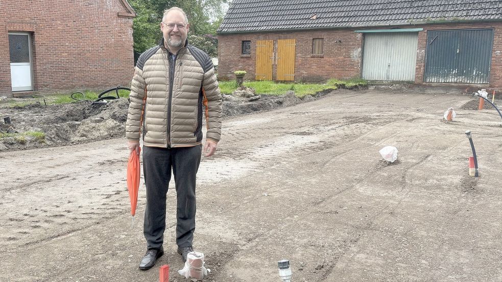 Bürgermeister Thomas Otto steht auf der vorbereiteten Fläche, auf der die Wohncontainer entstehen sollten. Für das Vorhaben liegt laut Landkreis bislang kein Bauantrag vor. Foto: Horst Kruse