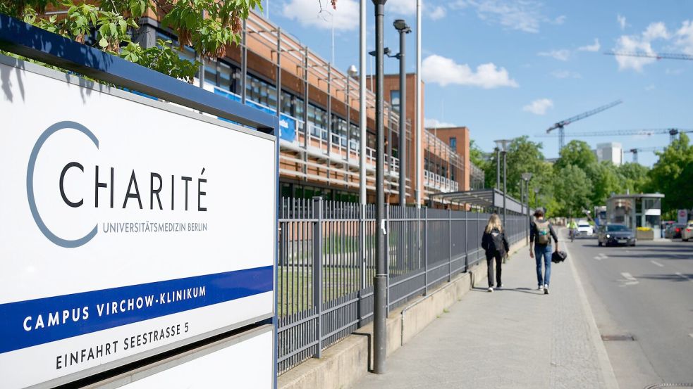 Die Familie des Ebola-Patienten wurde auch in die Berliner Charité gebracht. (Archivbild) Foto: Soeren Stache/dpa